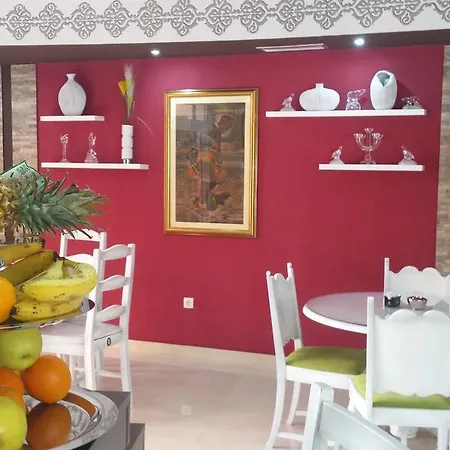 نادين موستار